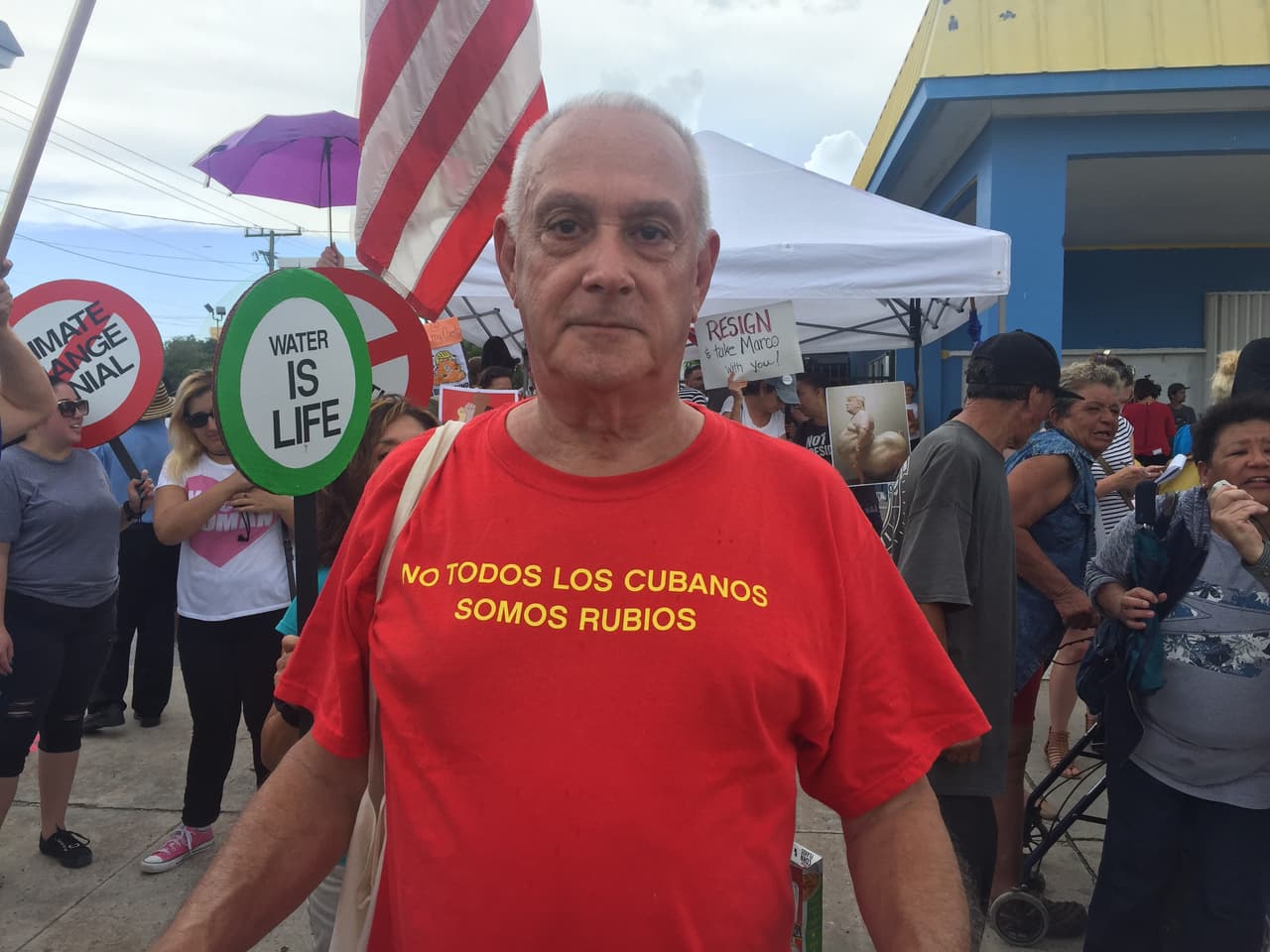 "No todos los cubanos somos Rubios", se podía leer en la camiseta de Bernardo Gutiérrez, un profesor retirado cubanoestadounidense de 70 años que lleva 40 en Miami. "Lo que sucede es que los de enfrente se han quedado en el pasado", afirmó en referencia a quienes se manifestaban a favor de las medidas de Trump. A su juicio, todo lo que hizo el presidente Obama "es un beneficio para el pueblo de Cuba y para el pueblo norteamericano". Pese a que creía que los cambios anunciados por Trump "iban a ser peores", considera que de una marcha atrás no beneficia a nadie.