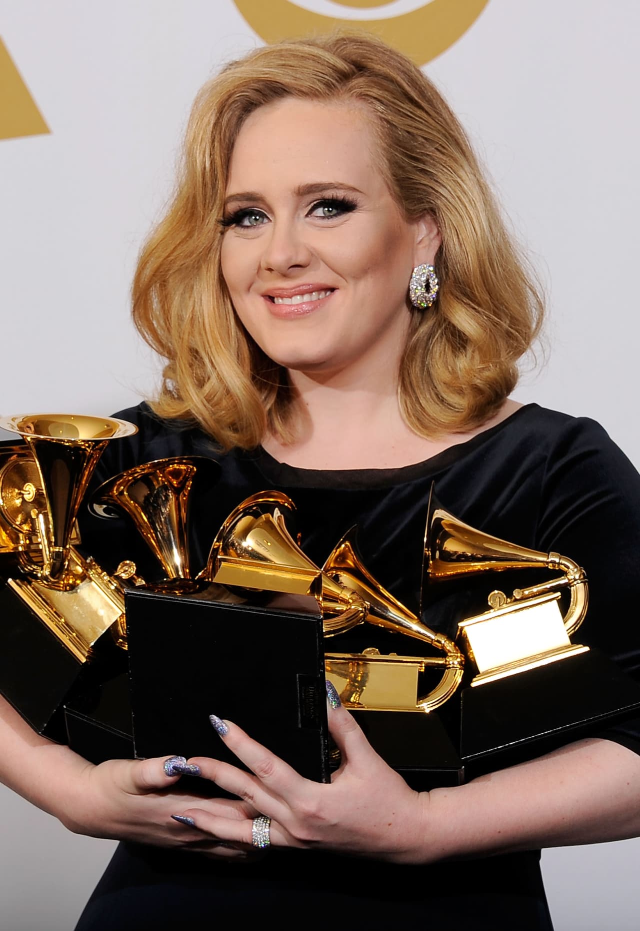 En esta producción, Adele se ve mucho más guapa, delgada y con unos arreglitos en la cara.