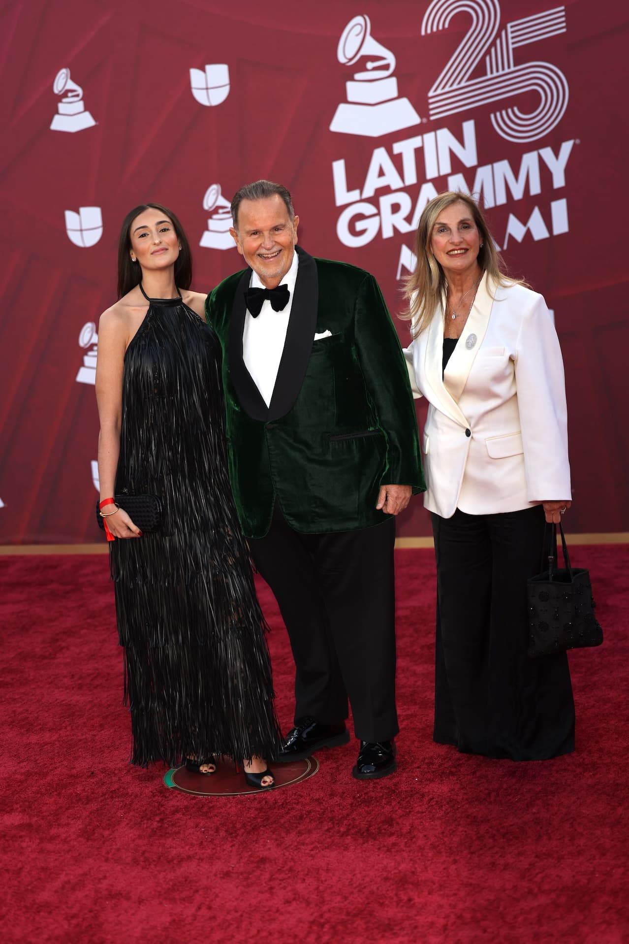 <b>Raúl y Millie de Molina </b>
<br>
<br>En esta ocasión, la pareja estuvo muy bien acompañada: llegaron de la mano de su hija, Mía y la familia posó para las cámaras.