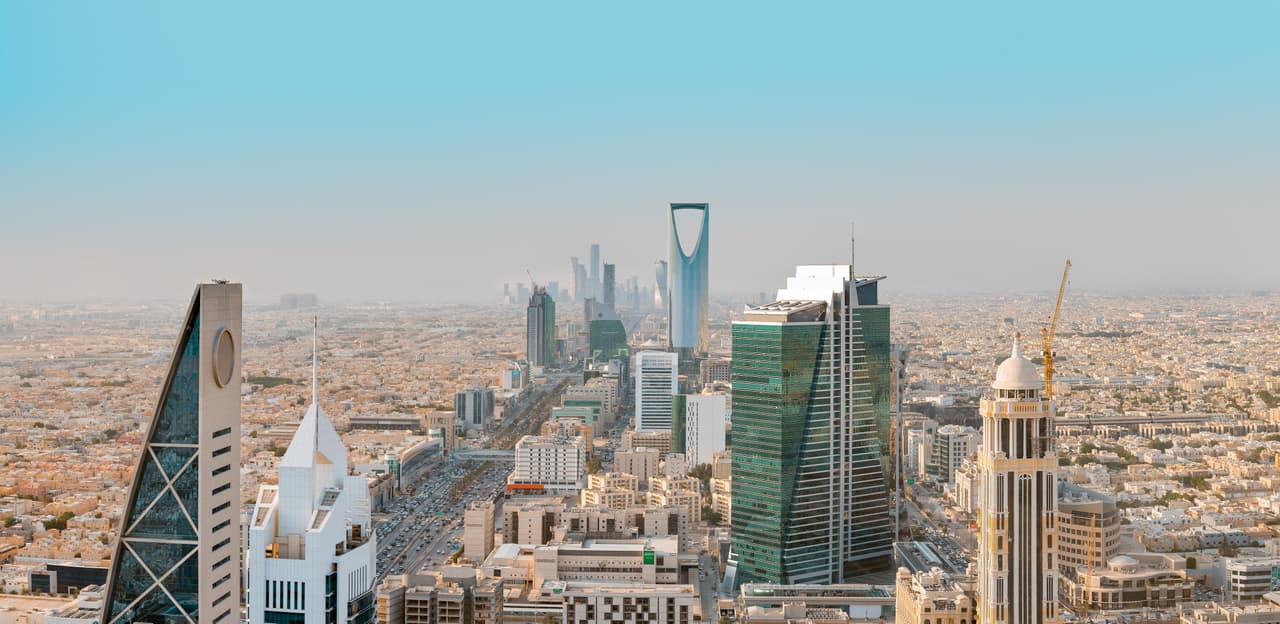 <b>Puesto 14. Arabia Saudita.</b> Tiene aproximadamente el 16% de las reservas probadas de petróleo del mundo. Esta industria representa casi las tres cuartas partes de sus exportaciones y el 42% de su PIB. La dependencia del petróleo ha significado que la caída de los precios en los últimos cinco años afectaran la economía. Su INB es de 49,338 dólares y su esperanza de vida es de 74.9 años.