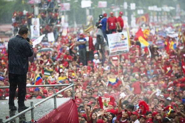 "Viva Venezuela libre, viva el 7 de octubre", gritó el gobernante mientras entonaba el himno nacional en la apertura de un acto en el que arengó a sus seguidores con más vivas a la revolución, al socialismo, al pueblo venezolano y al libertador caraqueño Simón Bolívar.