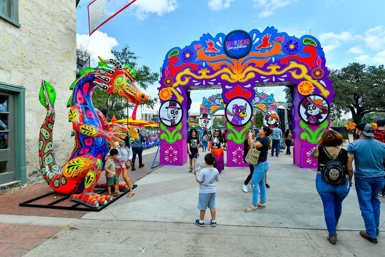 Vive la maravillosa exposición de calaveras y alebrijes gigantes a lo largo del Historic Village y no te olvides de sacarte una selfie.