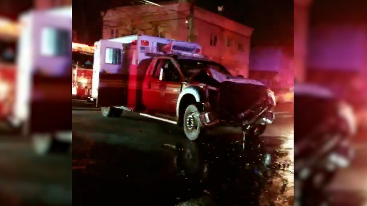 Choque de dos ambulancias en Brooklyn deja a cuatro paramédicos heridos