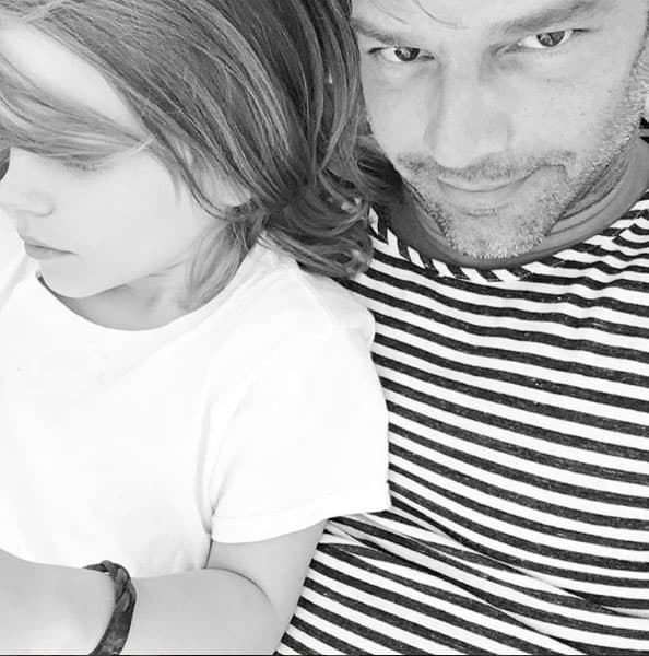 Ricky confiándonos que sus gemelos tienen "papitis".