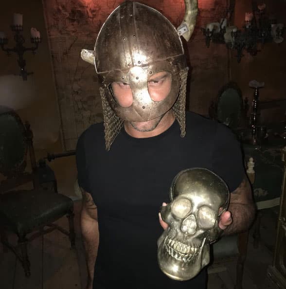 Ricky Martin posó con una calavera y un casco vikingo en su visita a Estocolmo, Suecia.