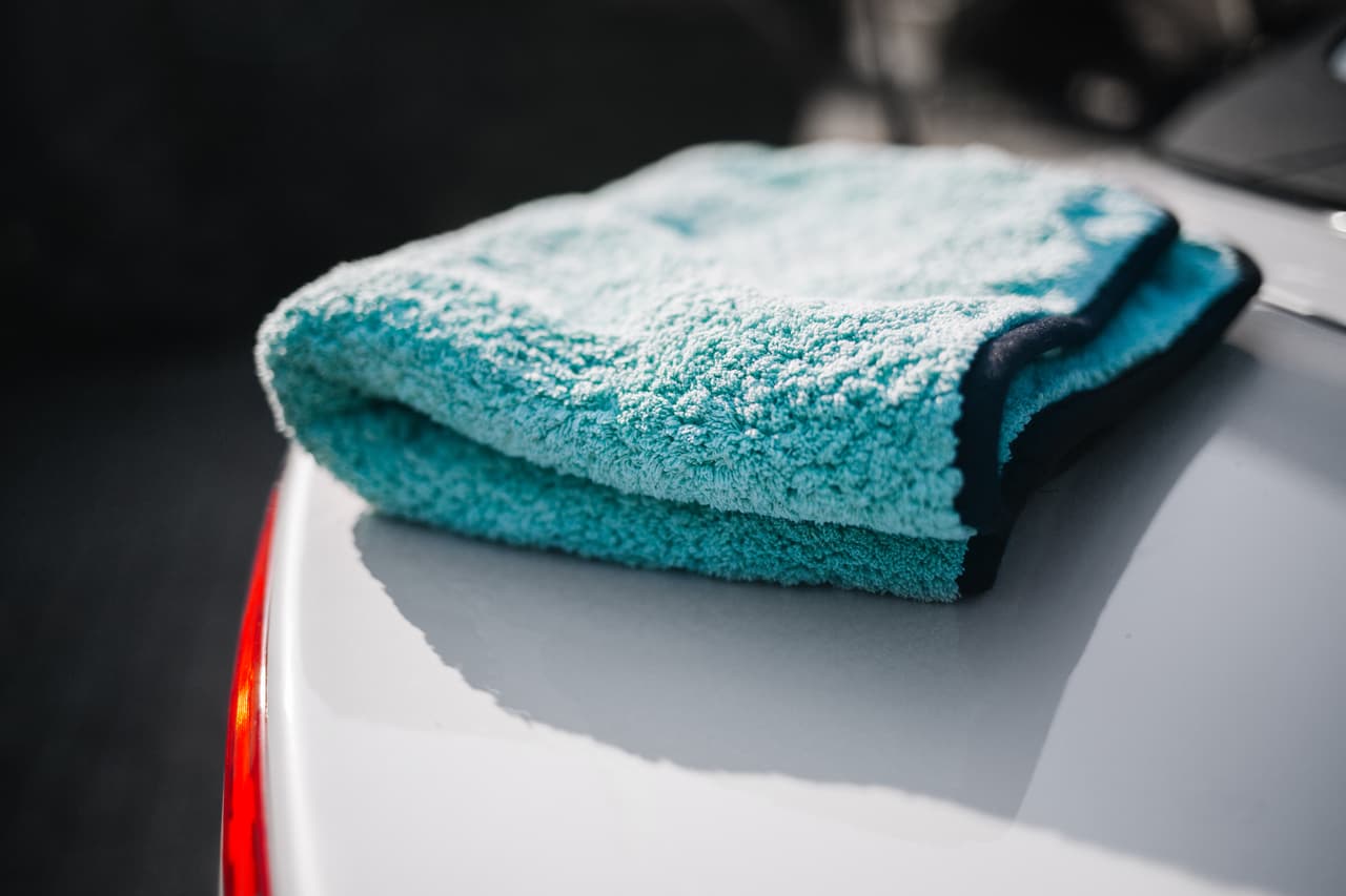 Seca el arnés con una toalla limpia. No es necesario que sea de microfibras, una regular de hilos funciona bien.