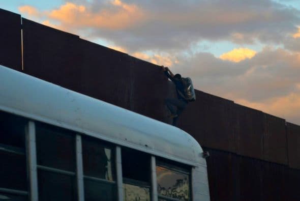 Tráfico constante de droga y personas a los Estadios Unidos es el pan de cada día en la frontera. Estas fotos muestran como a plena luz del día tres traficantes, quienes en su mayoría son menores de edad, saltan en minutos el muro de más de 8 metros de altura cargados de marihuana a sus espaldas con la intención de llegar del otro lado. A pesar de la gran cantidad de agentes de la Patrulla Fronteriza y toda la tecnología, los llamados “Burreros” continúan burlando a las autoridades.