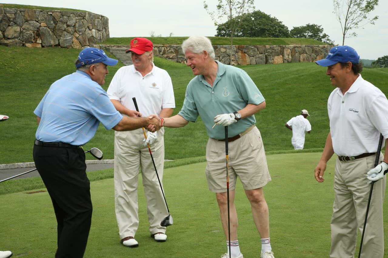 Rudy Giuliani juega una partida de golf junto al expresidente demócrata Bill Clinton y su amigo empresario de Nueva York Donald Trump, en Nueva York, julio de 2008.