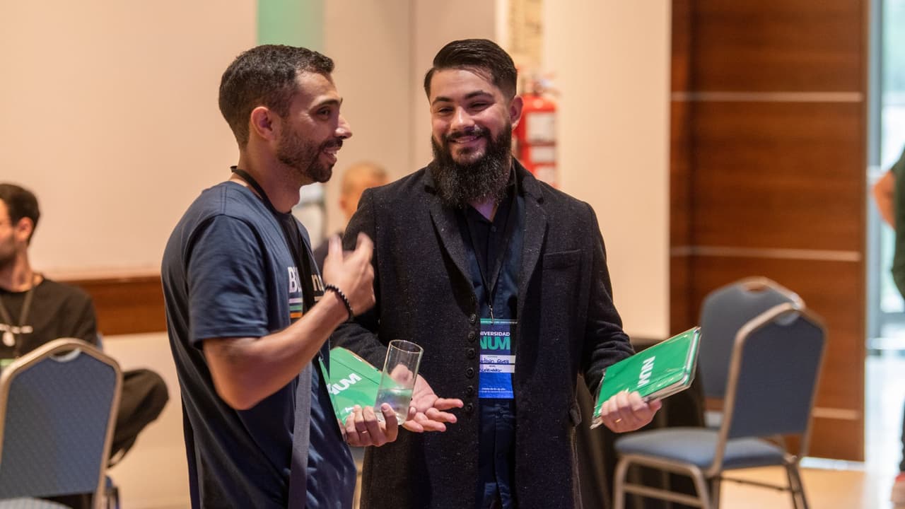 NUM innova con proyectos prácticos y colaboraciones empresariales, promoviendo habilidades prácticas.