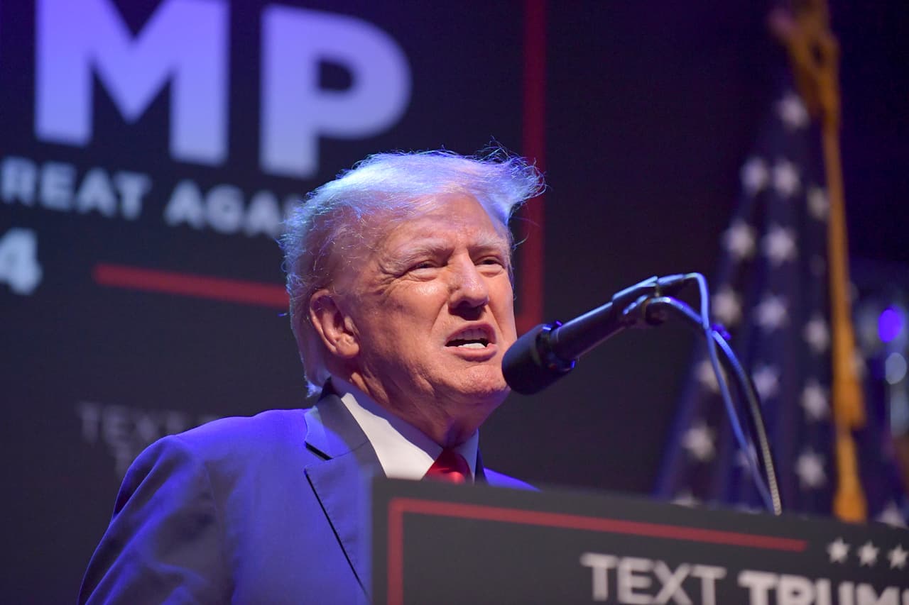 Donald Trump es el protagonista de la 
<a href="https://www.univision.com/noticias/politica/trump-gran-jurado-stormy-daniels-porno">disputa legal desatada por el pago de 130,000 dólares durante la campaña presidencial de 2016 a Stormy Daniels</a>, quien pretendía hacer público un supuesto encuentro sexual con el expresidente. Este caso convirtió al principal aspirante a la ser candidato del Partido Republicano en las elecciones de 2024 en el primer expresidente de Estados Unidos imputado por la vía penal.