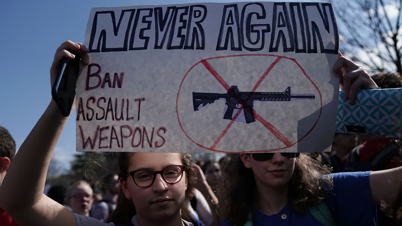 Cuatro estados crean coalición para prevenir tiroteos y le contestan sus críticas a la NRA