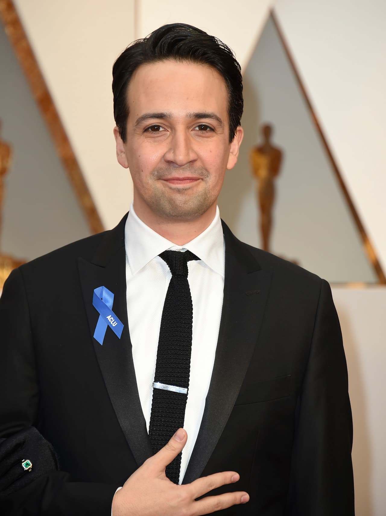 Lin-Manuel Miranda, que acudió con su madre a la ceremonia, también llevaba el lazo.