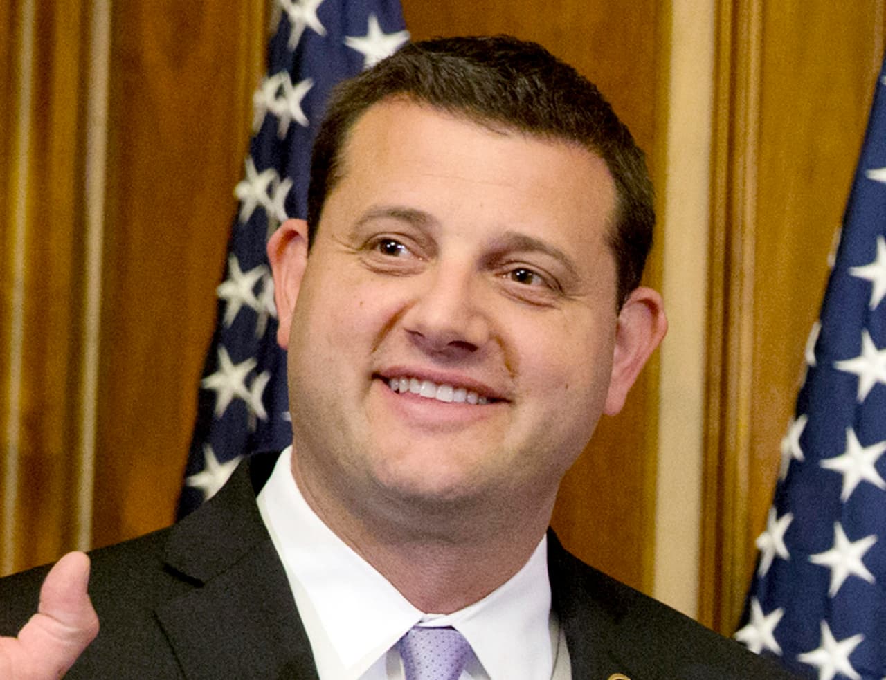 A última hora, en la votación que concretó la activación del juicio político David Valadao, representante republicano por California, se unió al que es considerado el impeachment más bipartidista de la historia, es decir, es la primera vez que tantos legisladores del partido contrario se unen a la iniciativa legal de destitución.
<br>
