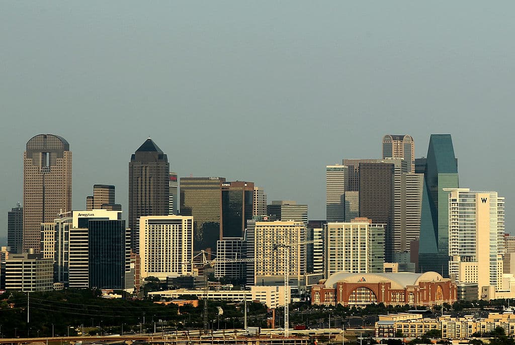 <b>Dallas, Texas</b>, es una ciudad interior (no costera) que exhibe algunas de las tasas de hundimiento más altas entre las 28 ciudades estudiadas. 
<br>
<br>La ciudad tiene una tasa de hundimiento promedio ponderada por área que excede los 4 mm por año y afecta a cerca del 98% del área. 
<b>Dallas tiene la mayor proporción de áreas que se hunden a una tasa superior a 3 mm por año, con más del 70% de su superficie afectada a esta velocidad</b>.
<br>
<br>Si bien el estudio encuentra que el GIA es un factor fundamental del hundimiento de Dallas, las tasas extremadamente altas sugieren que la extracción de agua subterránea es clave, como en otras ciudades de Texas.