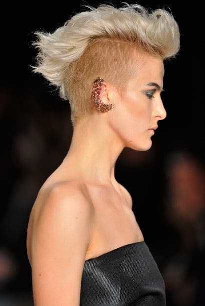 <b>Cara en forma diamante. </b>Los aretes anchos o con curvas y líneas son los que más lucen en esta forma de rostro. Evita los aretes muy largos y estrechos, ya que le darán un efecto más alargado al rostro y no enfatizarán las mejillas.