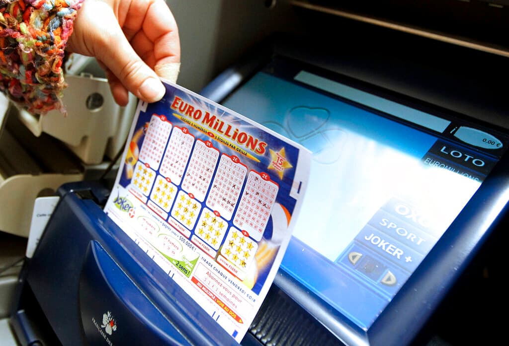 Un hombre gana $218 millones en la lotería y decide regalarlo todo