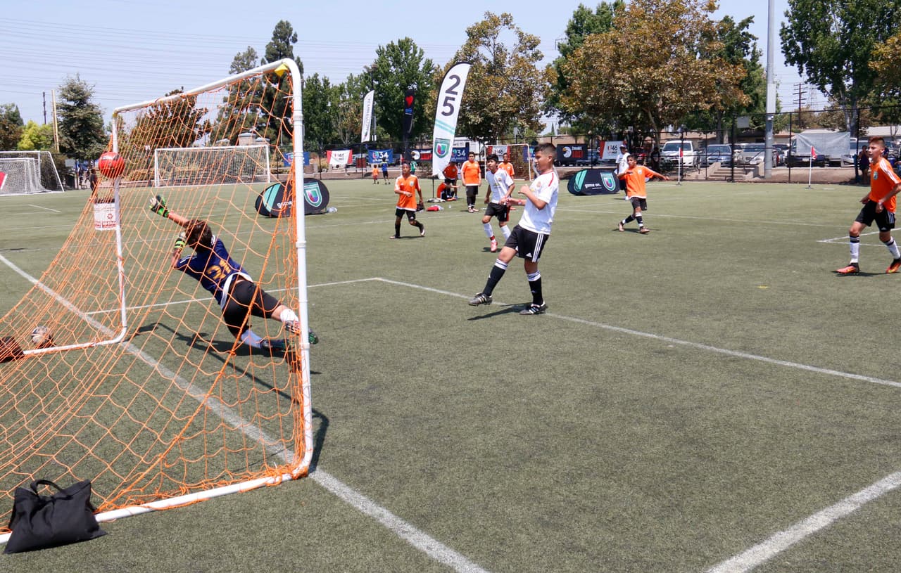 Jugadores del balompié mostraron sus habilidades en la cancha de juego.