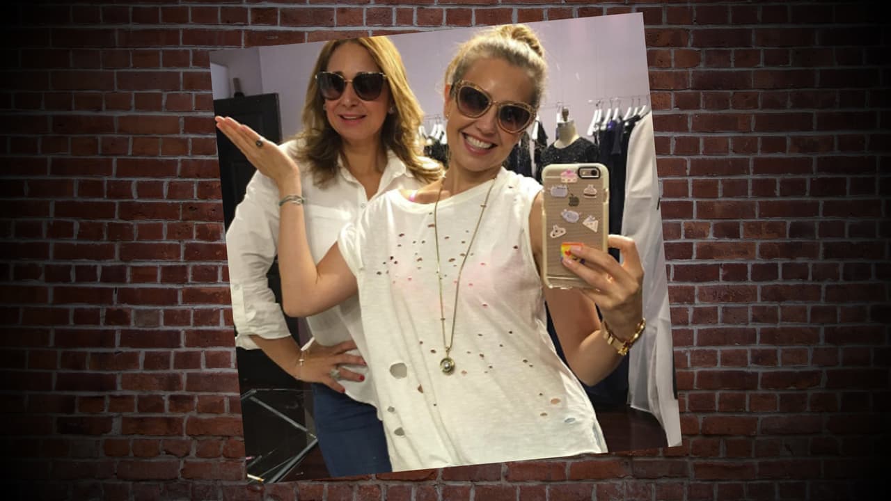 Ya sea en el auto, con su mejor amiga Lili Estefan o con su esposo Tommy Mottola, Thalis no puede estar sin lentes de sol. Y es que la cantante y actriz tiene una colección muy particular de gafas y aquí te mostramos algunas de ellas. ¿Cuál es tu favorito?