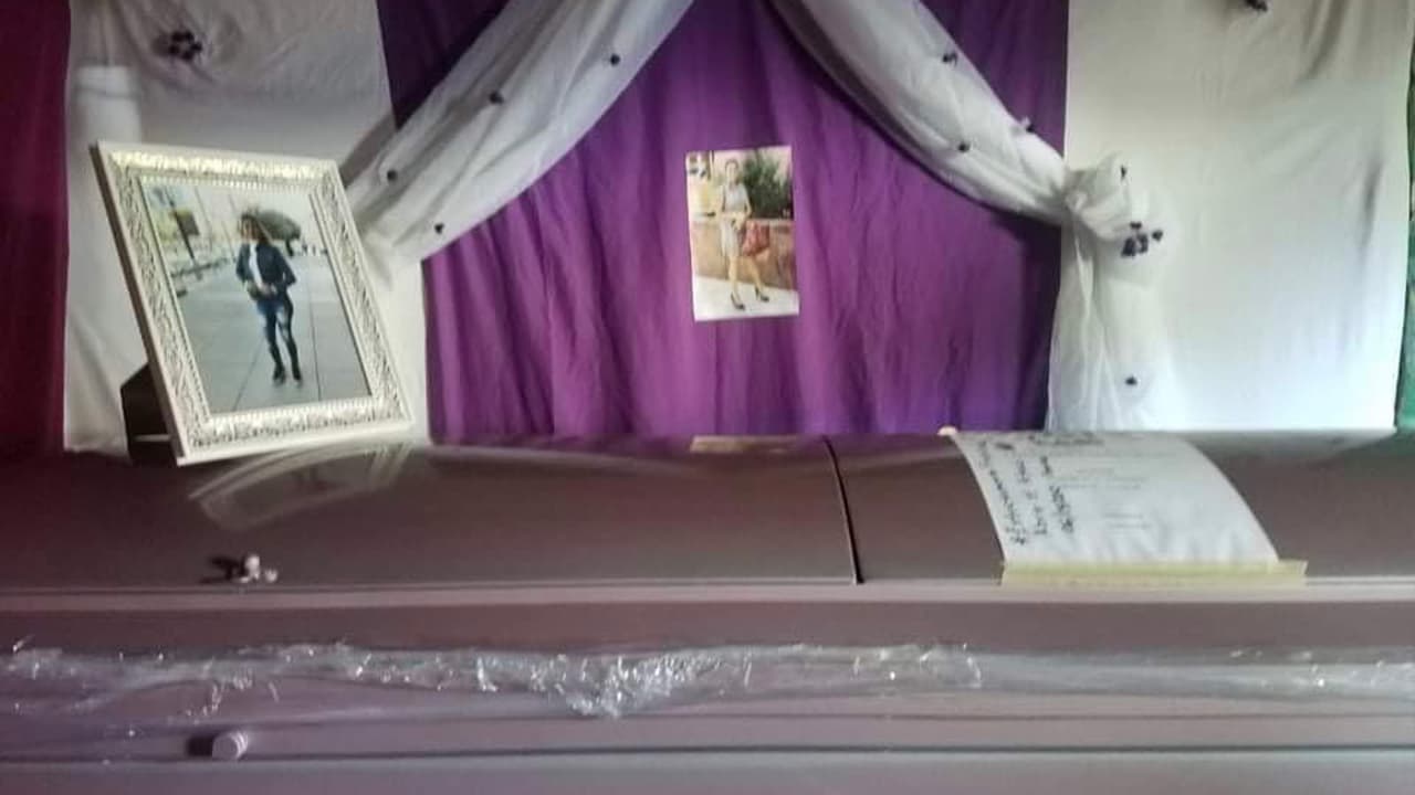 Este jueves, le dieron el último adiós en su natal Honduras.
<a href="https://www.univision.com/local/houston-kxln/asesinato-de-una-madre-hispana-en-houston-deja-en-el-limbo-a-sus-cinco-hijos-video">Su familia asegura que fue víctima de violencia doméstica</a>.