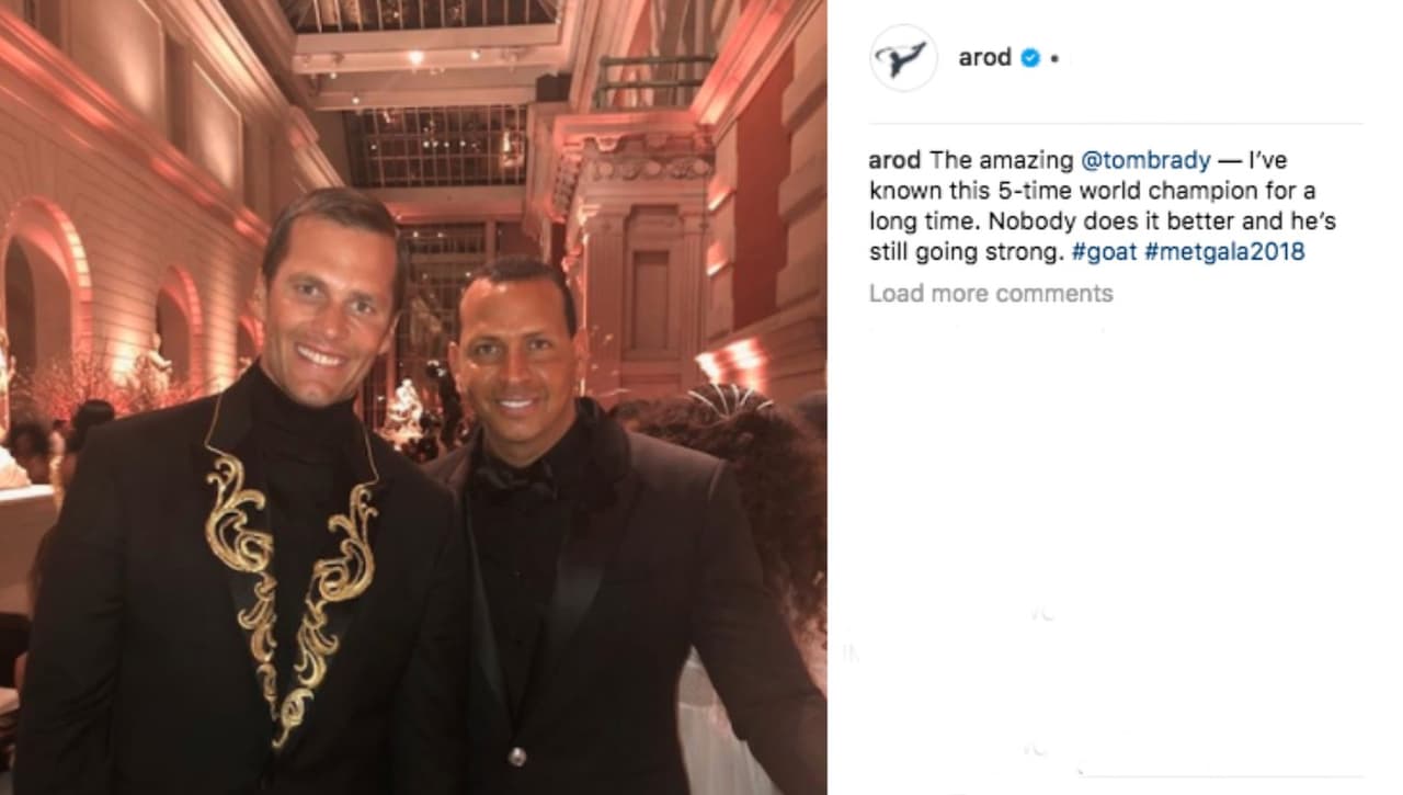 Y mientras en Twitter hacían fiesta criticando la ropa de Brady, en el MET Alex Rodríguez se encargó de halagarlo, recordando sus triunfos en el fútbol: "Nadie lo hace mejor que él y se mantiene fuerte".