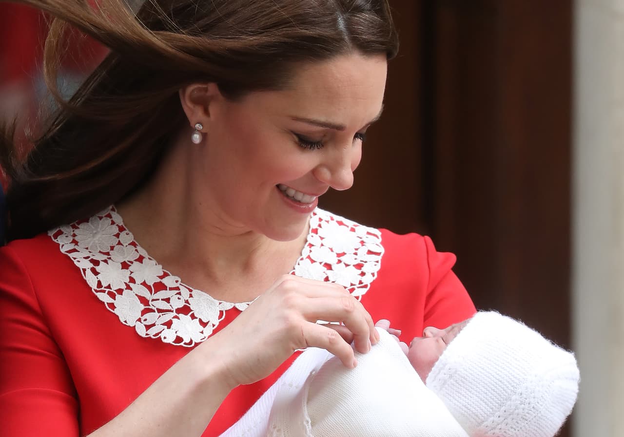 <b>4. Reducir las expectativas sobre la maternidad</b>
<br>Para Meghan presentarse frente a miles de fotógrafos a unas horas después del parto generaría enormes expectativas sobre cómo debe verse una mujer después de dar a luz. Una polémica que no es nueva (sobre todo entre las famosas) y que
<a href="https://www.univision.com/entretenimiento/realeza/esto-es-lo-que-hace-kate-middleton-para-lucir-siempre-divina-horas-despues-de-dar-a-luz-fotos" target="_blank">desató la propia Kate Middleton</a> al aparecer en tacones, pelo de peluquería y maquillaje impecable en 2013, 2015 y 2018 a solo horas de haber tenido a sus hijos.
<br>Una realidad que no es viable para la gran mayoría de las mujeres y que genera comparaciones y presión imposible de cumplir.
<br>