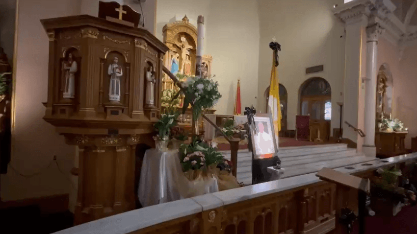 En Phoenix, el luto también se sintió desde temprana hora este lunes.