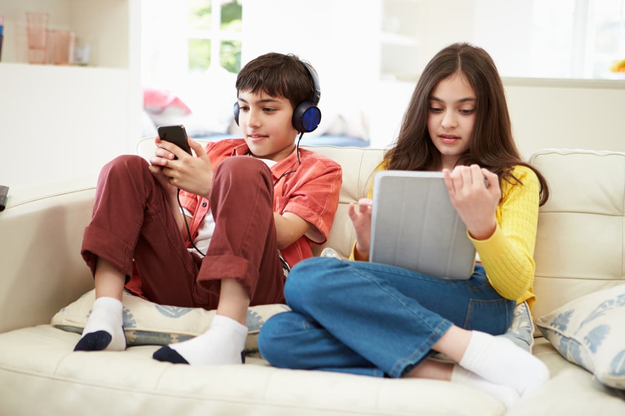 <b>Crea espacios libres de pantallas.</b> 
<br>
<br>A pesar de que los teléfonos celulares y las tabletas han servido para mantener el contacto con familiares y amigos durante la pandemia, también ha sido importante establecer reglas. Ahora que está comenzando un nuevo año escolar restablece las reglas en la casa. Crea espacios libres de tecnología para poder convivir entre familia. Por ejemplo, prohibir el uso de teléfonos, tabletas y televisión a la hora de cenar ayuda a crear un espacio para conversar libre de distracciones. Además, está comprobado que evitar las pantallas una hora antes de irse a la cama ayuda a dormir mejor.