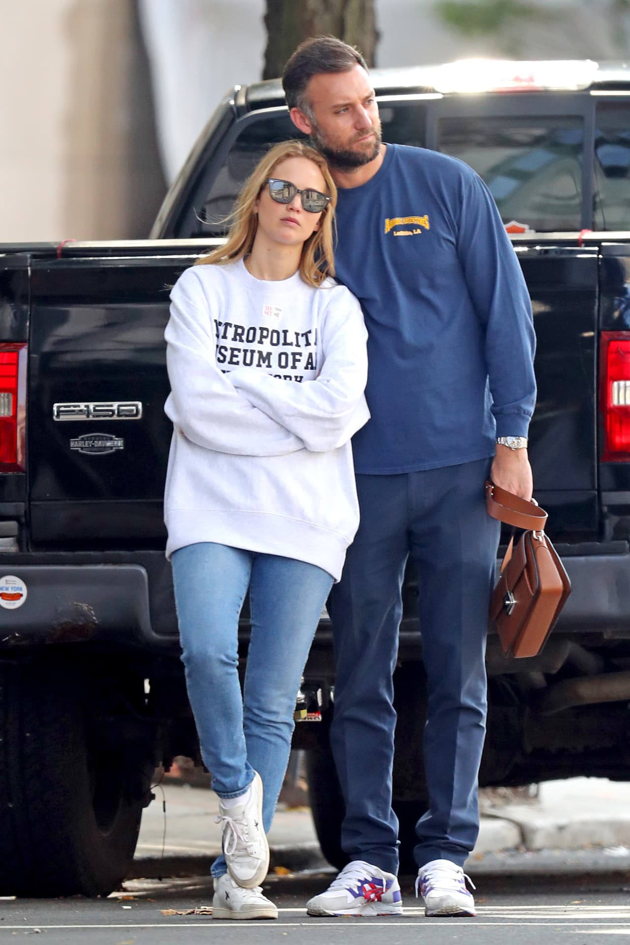 Comenzaron su 
<b><a href="https://www.univision.com/entretenimiento/jennifer-lawrence-prefiere-congelarse-con-tal-de-presumir-su-versace-y-no-la-critiquen-fotos" target="_blank">relación amorosa</a></b> en junio de 2018 y se comprometieron en febrero pasado.