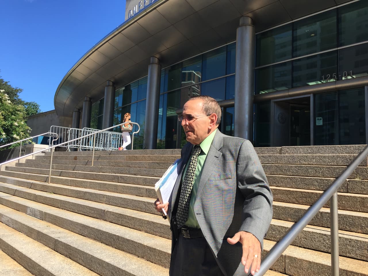 El abogado Mike Schwed dice que su cliente sostiene su inocencia