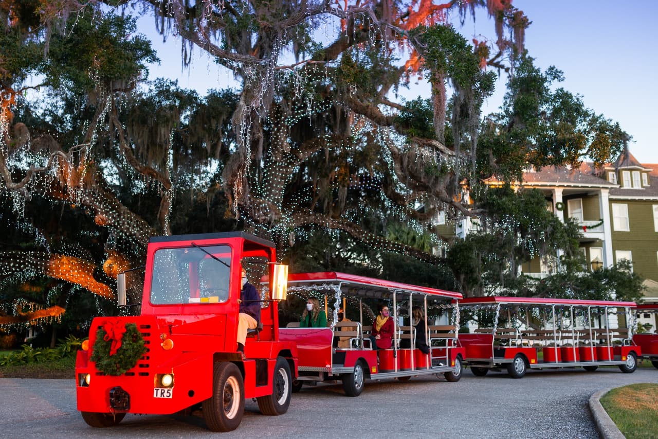 <b>Jekyll Island</b>
<br>
<b>Sitio web</b>: 
<a href="https://www.jekyllisland.com/signature-events/holly-jolly-jekyll/">https://www.jekyllisland.com/signature-events/holly-jolly-jekyll/</a>
<br>
<b><a href="https://maps.app.goo.gl/wntUtbYi2t2fBY3QA">Cómo llegar</a> </b>
<br>
<br>Jekyll Island alberga más de un millón de luces durante la temporada en su evento Holly Jolly Jekyll.