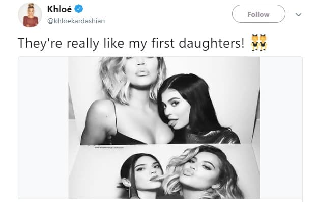 Con humor, Khloé señaló que Kendall y Kylie Jenner eran en "realidad sus primeras hijas". En anteriores ocasiones, la celebridad ha manifestado el gran amor que siente por sus hermanas.