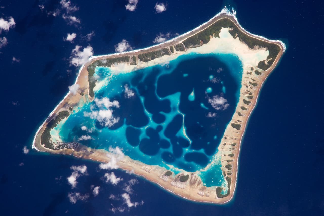 Con aproximadamente ocho kilómetros de ancho, el Atolón de Atafu es el más pequeño de los tres atolones que comprende el grupo de islas Tokelau ubicado en el Océano Pacífico. Tokelau es actualmente un territorio de Nueva Zelanda.