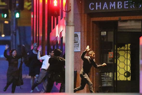 La policía declinó decir cuáles creían que serían los motivos del sospechoso o si había hecho demandas.