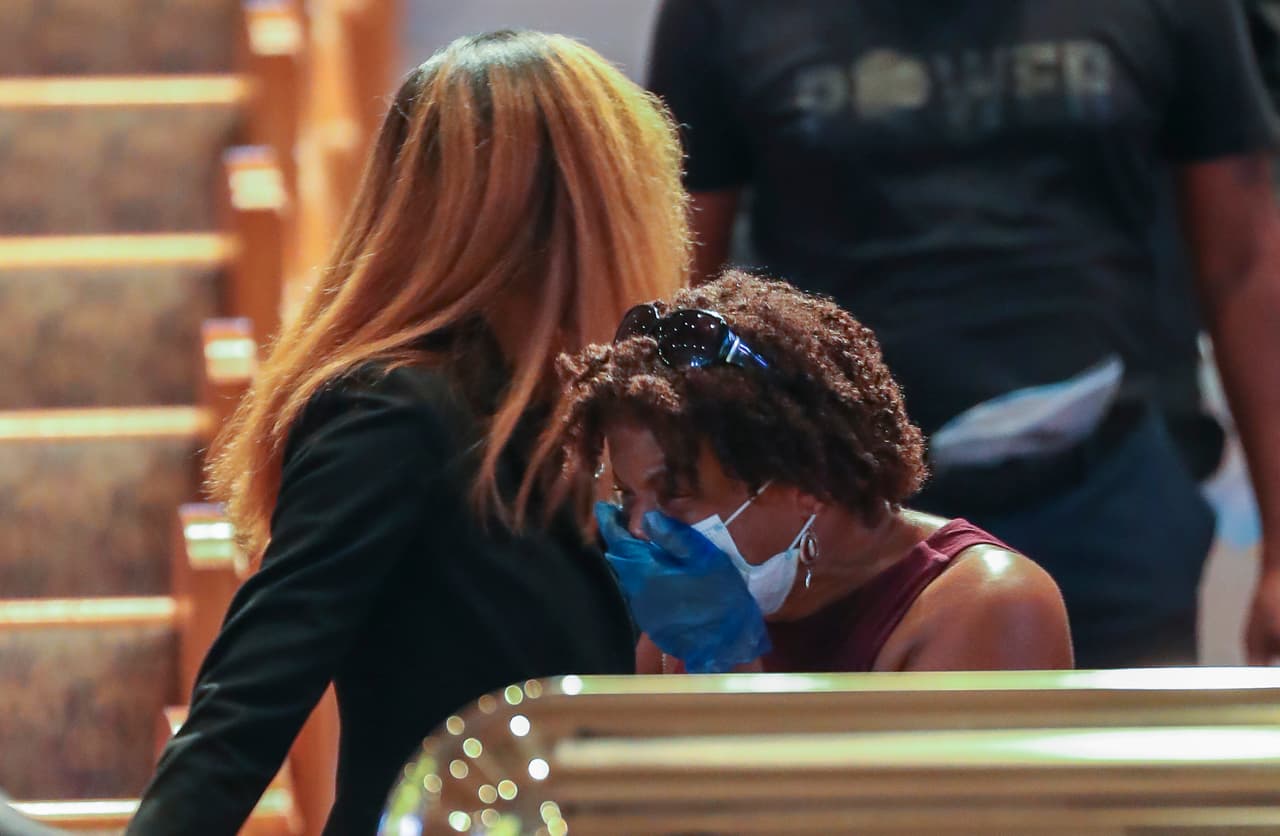 Una mujer llora junto al féretro, que se mantenía destapado. Los asistentes a la ceremonia portaban mascarillas cumpliendo con las normas de distaciamiento social para frenar la propagación del coronavirus.
<br>