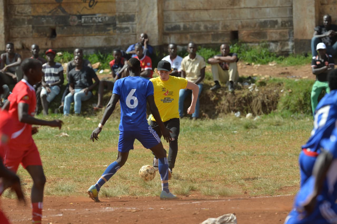 Brooklyn siguiendo los pasos de su padre David en las canchas.