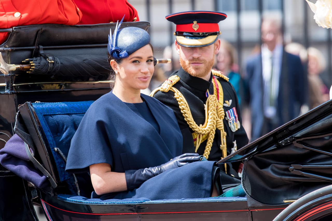 El artículo de Money-Coutts, que también fue reseñado por otros medios como 
<b><a href="https://www.thesun.co.uk/fabulous/9308478/prince-philip-prince-harry-advice-marry-meghan-markle/" target="_blank">The Sun</a>,</b> 
<b> <a href="https://www.dailymail.co.uk/news/article-7148007/Did-Prince-Philip-tell-Harry-One-steps-actresses-one-doesnt-marry-them.html" target="_blank">The Daily Mail</a> </b> y 
<b><a href="https://www.mirror.co.uk/news/uk-news/prince-philip-told-harry-not-16529097" target="_blank">The Mirror</a></b>, incluyó comentarios de miembros de la realeza acerca de la relación entre Meghan Markle, el príncipe Harry y el resto de la familia real.