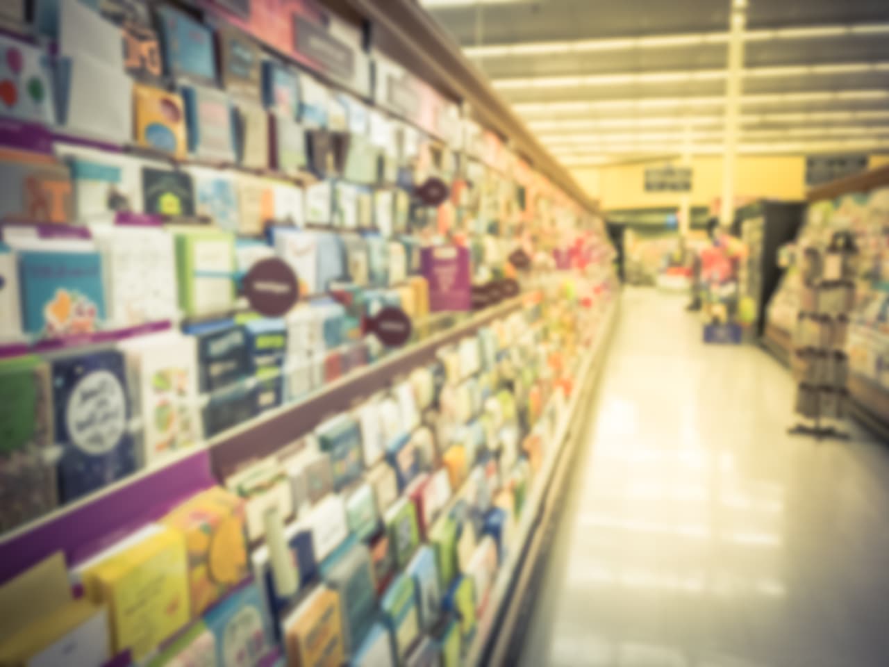 <b>Puesto 7. Editores de tarjetas de felicitación. Entre 2009 y 2018: 53.9% menos empleos</b>. Entre 2009 y 2018, el número de personas que trabajan en la publicación de tarjetas de felicitación se redujo de aproximadamente 9,500 a menos de 4,500. De nuevo, la digitalización de estos productos está haciendo desaparecer la impresión en papel.