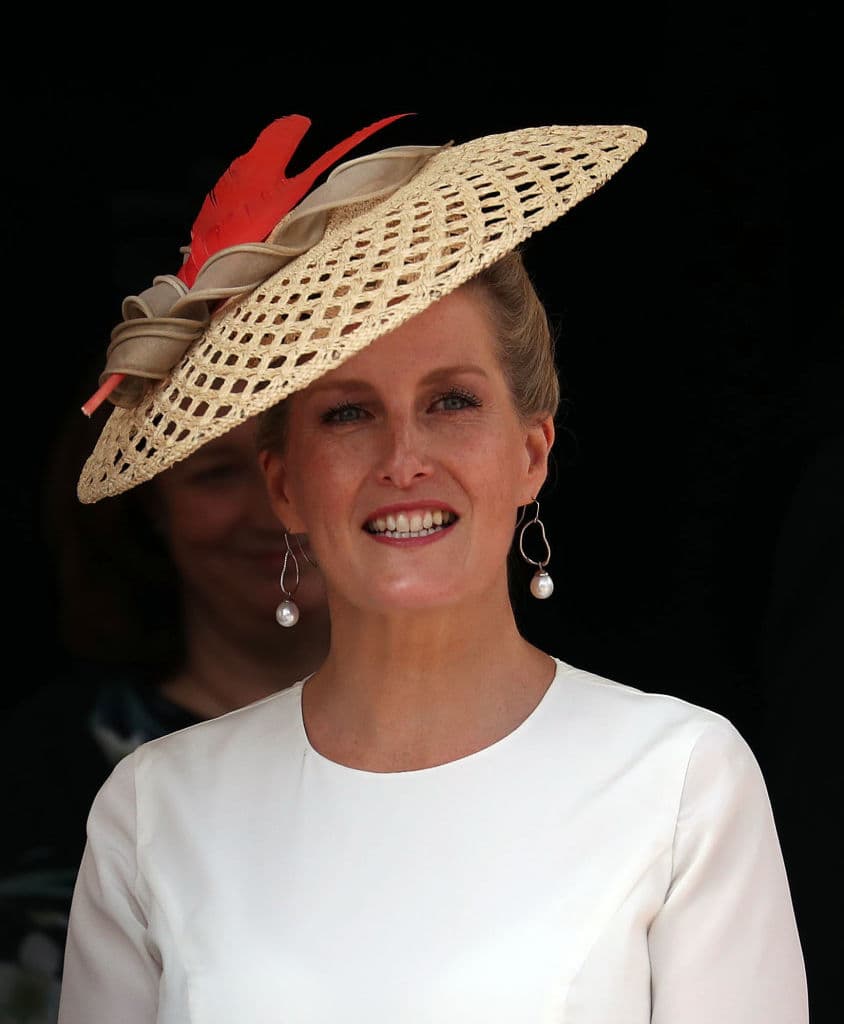 Se trató de 
<b><a href="https://www.univision.com/famosos/hay-una-esposa-de-los-hijos-y-nietos-de-la-reina-isabel-ii-que-es-su-favorita-no-es-kate-ni-meghan-fotos" target="_blank">Sofía, la condesa de Wessex</a></b>. 
<br>