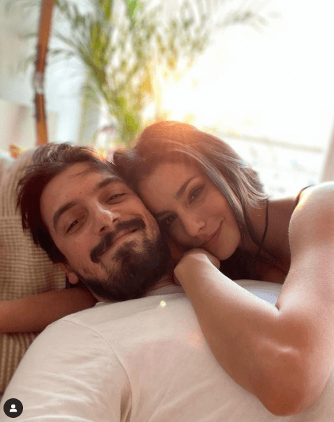 De inmediato los fans de la estrella mexicana, que también participó en ‘Madre solo hay dos’ dejaron tiernos comentarios en su publicación y desearon a los enamorados que “sean felices” por mucho tiempo más.