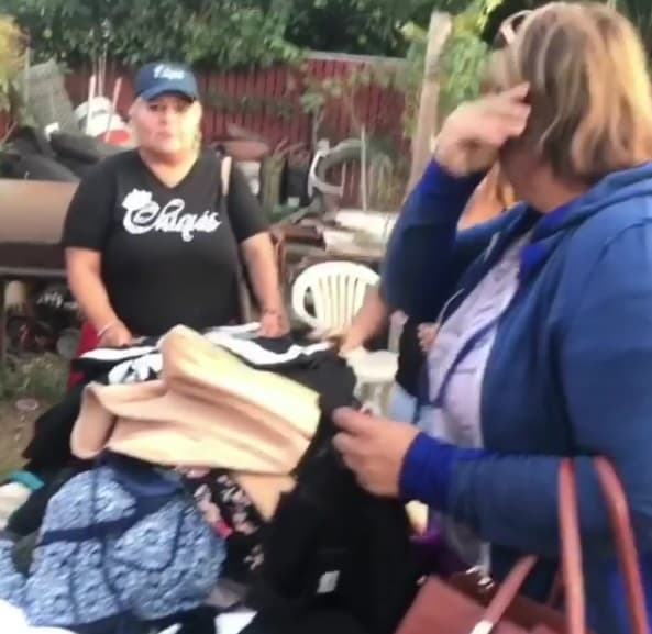 Otro evento exitoso fue el 'garage sale' que Chiquis Rivera organizó en su vecindario donde la gente llegó para llevarse una de las prendas de la cantante, además de que con su compra ayudaban a sus paisanos mexicanos.