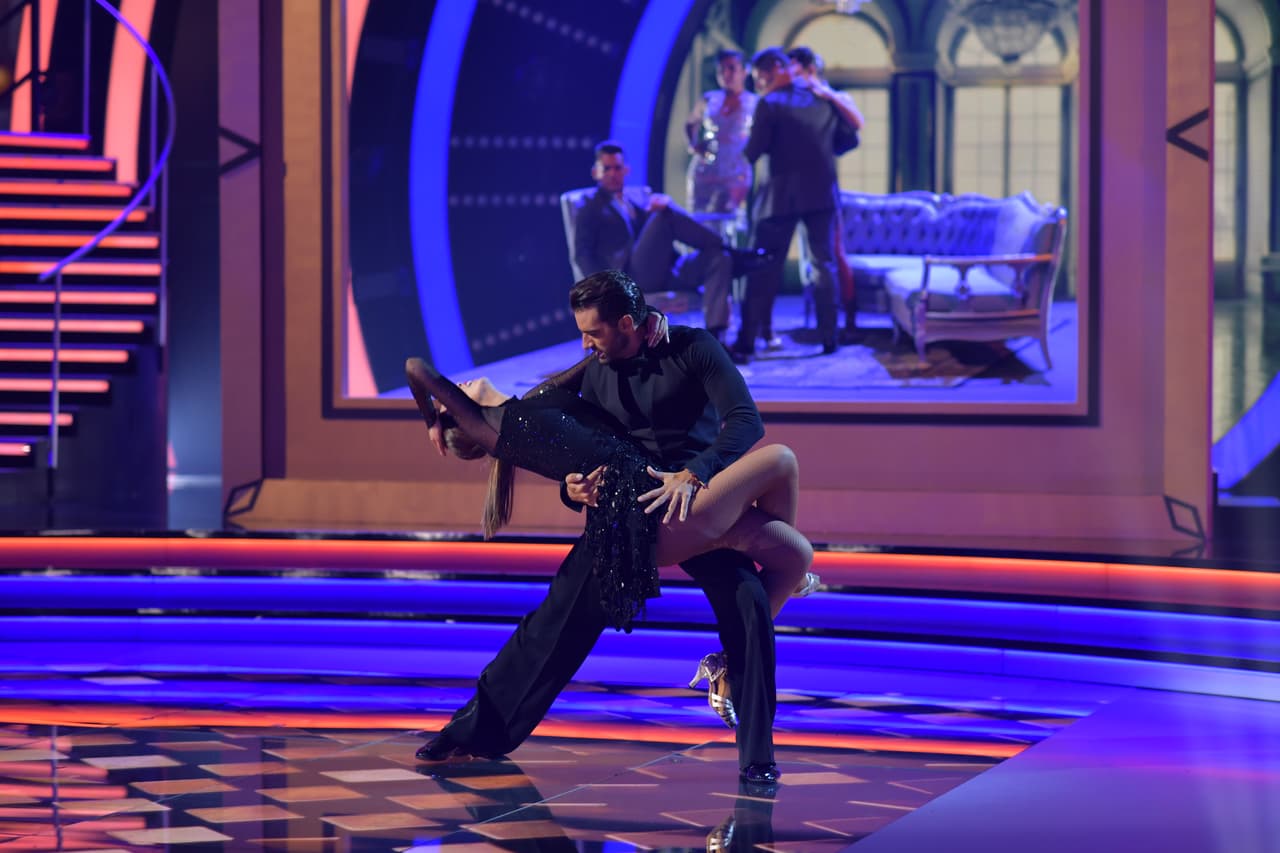 Sólo con unas buenas piernas, como las de Marlene Favela, se logra este paso tan elegantemente.