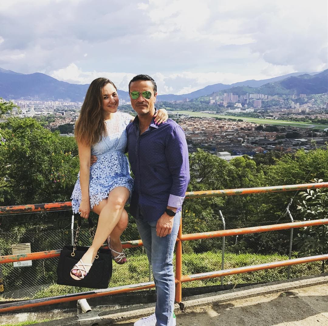 Pero no sólo México ha sido testigo de su amor, también Latinoamérica y Europa. Esta imagen fue tomada en Medellín, Colombia, pues la pareja es amante de los viajes, por lo que aprovechan cualquier momento para escaparse y vivir su amor al máximo.