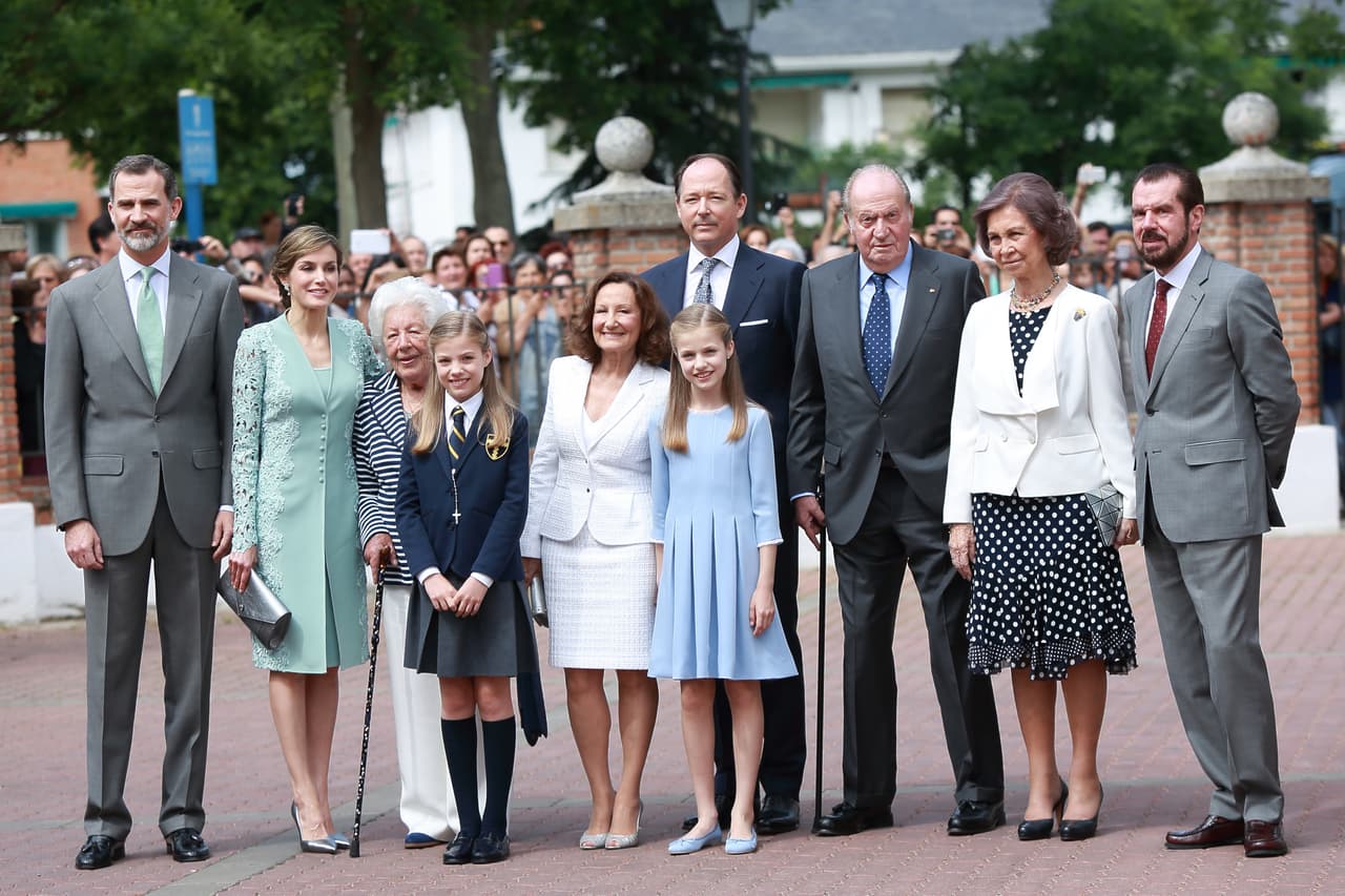 El diario señala que para esta tarea la reina se apoyó de Paloma Rocasolano, su madre (en la foto de blanco, en medio de Leonor y Sofía), quien ha ayudado a Letizia en el cuidado y educación de sus dos hijas desde que estas eran pequeñas.