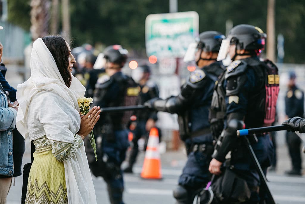Hay manifestantes contra las redadas de ICE que enfrentan a las autoridades locales 
<b>con rezos y flores</b>, dejándoles claro que su intención 
<b><a href="https://www.univision.com/local/los-angeles-kmex/no-respondemos-con-violencia-el-consejo-de-dolores-huerta-ignorado-en-las-protestas-contra-ice-en-los-angeles-fotos" target="_blank">no es provocar hechos violentos</a></b>. 
<br>
<br>Para la primera noche del toque de queda, agentes de la Patrulla de Carreteras de California (CHP) comenzaron a despejar las calles desde temprano.
<br>
<br>Y se trató de la menos tensa desde que comenzaron las manifestaciones el viernes 6 de junio.