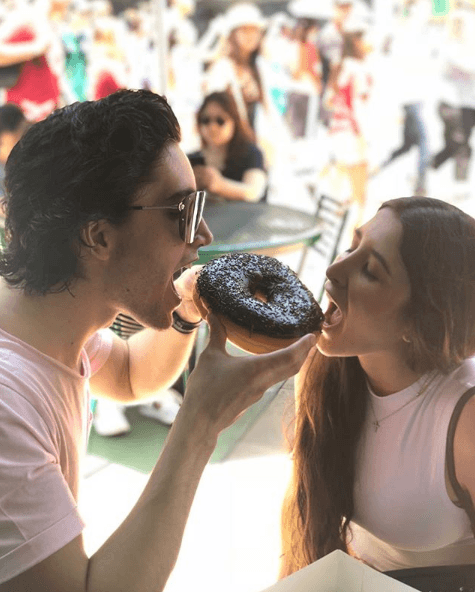 Alex Fernández, el hijo mayor de Alejandro Fernández, se ha comprometido con su novia Alexia Hernández. 
<br>