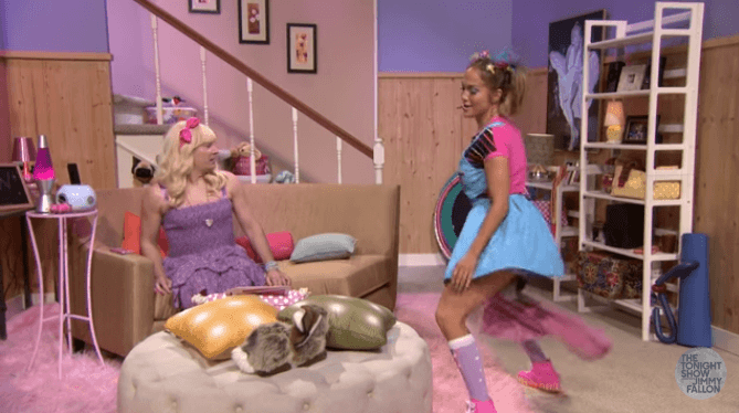 ¡Se veía súper hot aunque estaba vestida como una estudiante nerd!