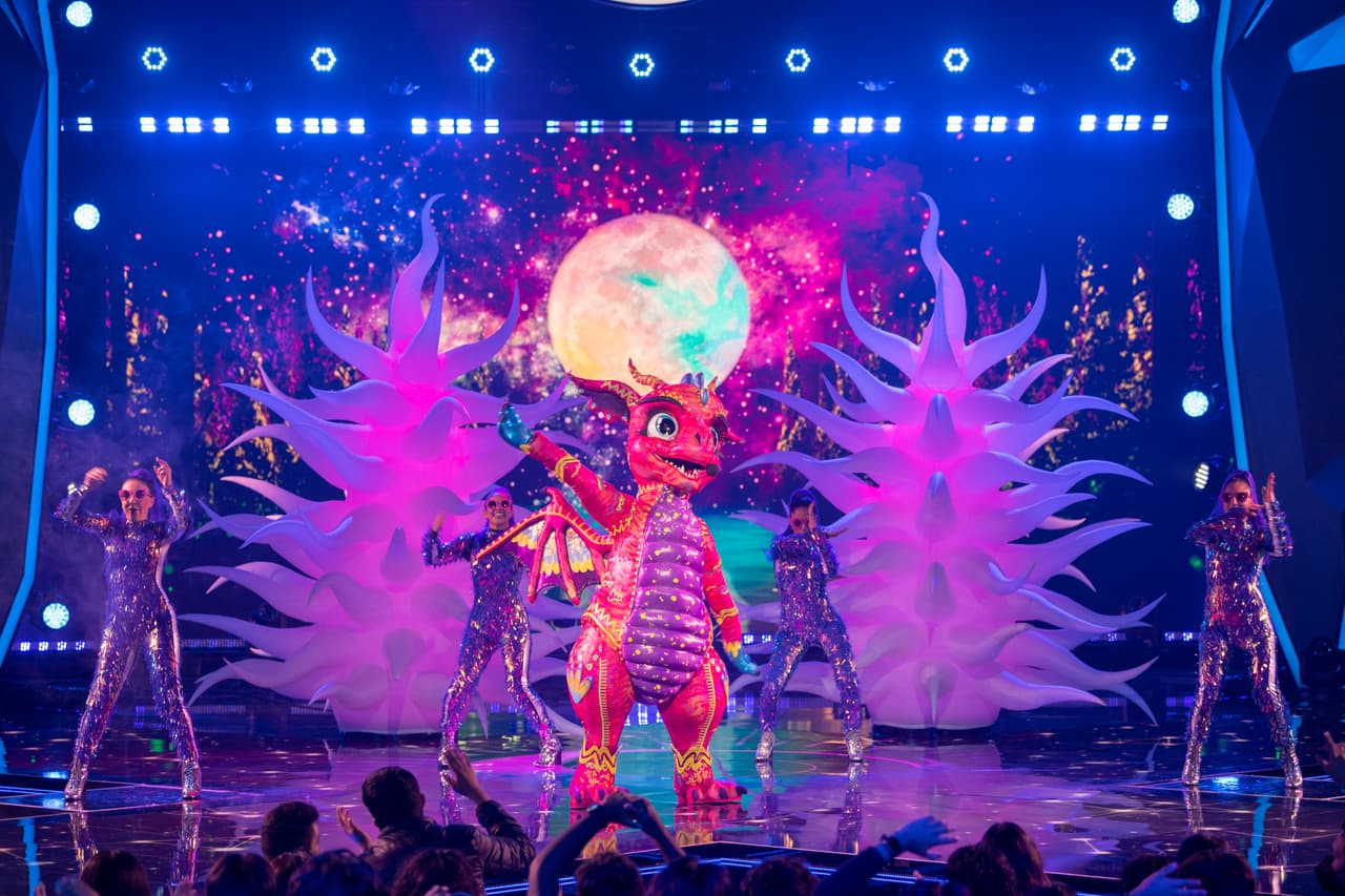 Alebrije fue el último competidor del primer combate cuádruple y en su presentación le rindió un pequeño homenaje a Daniela Romo, con la canción 'Yo No Te Pido La Luna'.
<br>