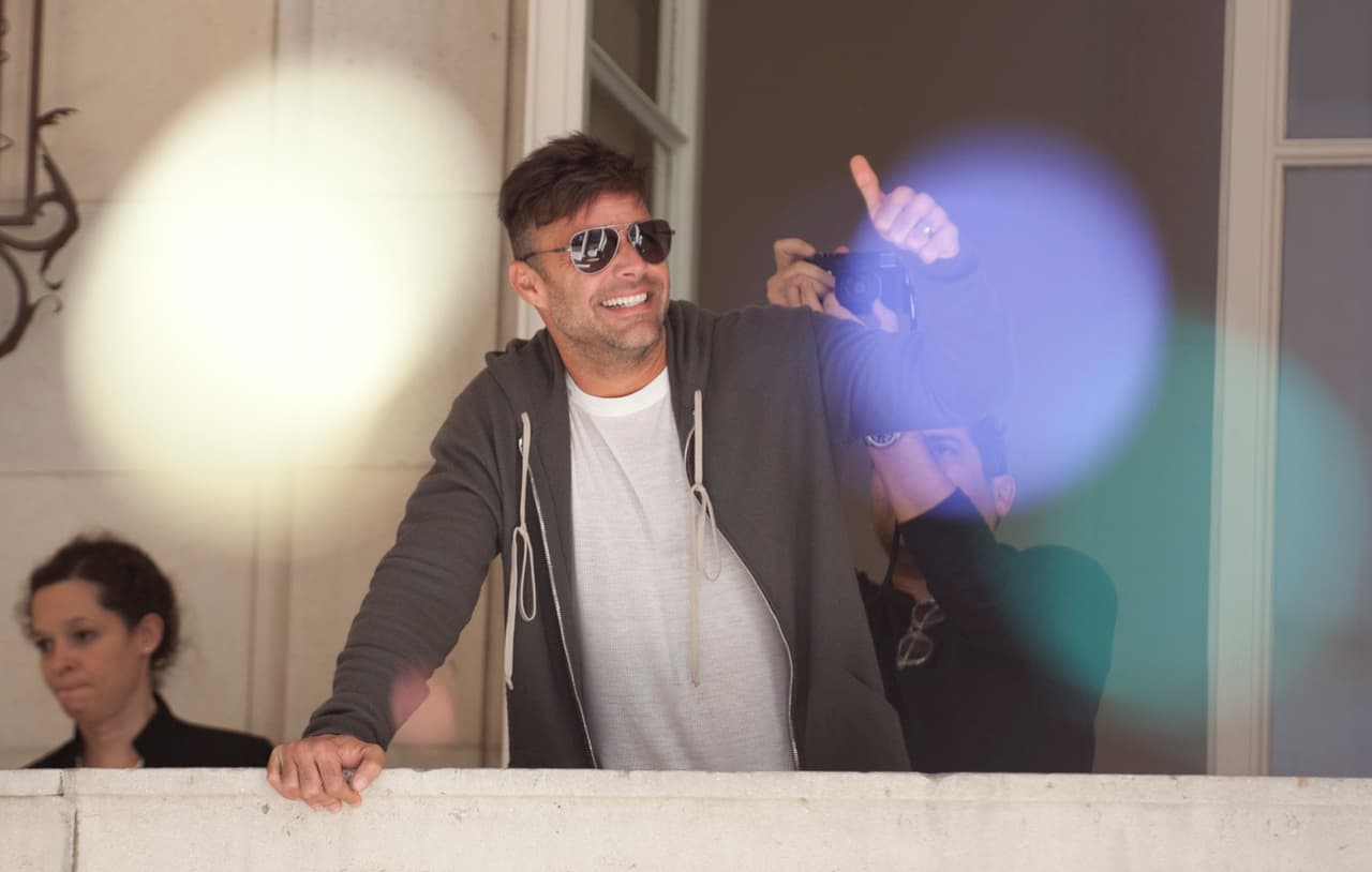 Salió desde su balcón a saludarlos.