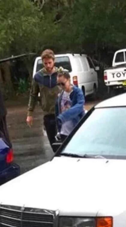 Pero eso no es todo, los paparazzi hicieron su trabajo y los captaron juntos. Esta es una de las imágenes que ronda por la red donde demuestra que Liam y Miley tuvieron un encuentro.