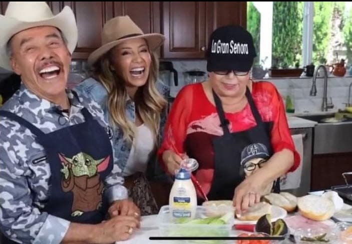 Por un lado, los hermanos Rivera fueron defendidos y apoyados
<b><a href="https://www.univision.com/famosos/mama-jenni-rivera-llaman-viborilla-responde" target="_blank">por su madre, doña Rosa Saavedra</a></b>, distanciándose de los 5 hijos de 'La Diva de la Banda'.
